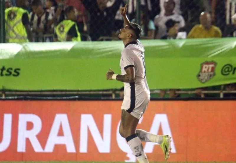 Tiquinho Soares marcou dois dos quatro gols da partida