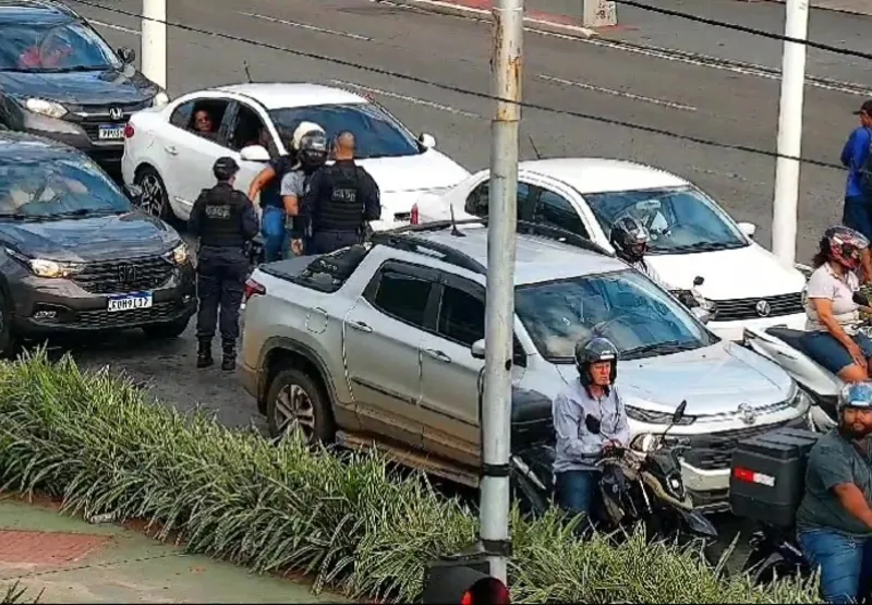 Vídeo mostra momento em que o acusado, pilotando uma moto, é abordado por agentes da Guarda Civil Municipal de Vitória. Não houve reação na hora da prisão