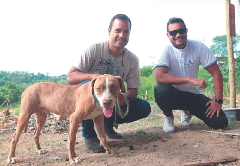 Lauder Thomazini e Joster do Carmo Lopes Brandão com o cão vira-lata que foi batizado de Pepino
