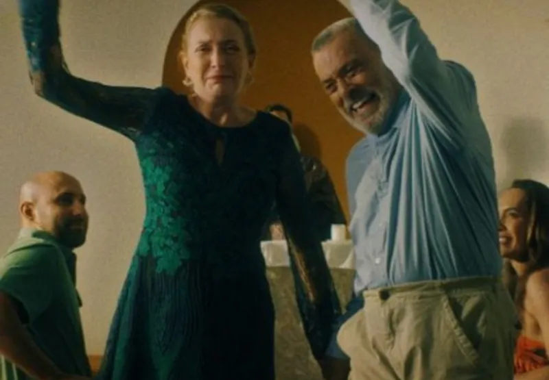 Cena do filme “Bodas de Ouro” com os atores Debora Olivieri e Raymundo de Souza interpretando  os pais da diretora