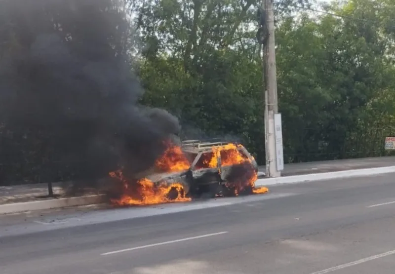 Carro pegou fogo na Avenida Fernando Ferrari