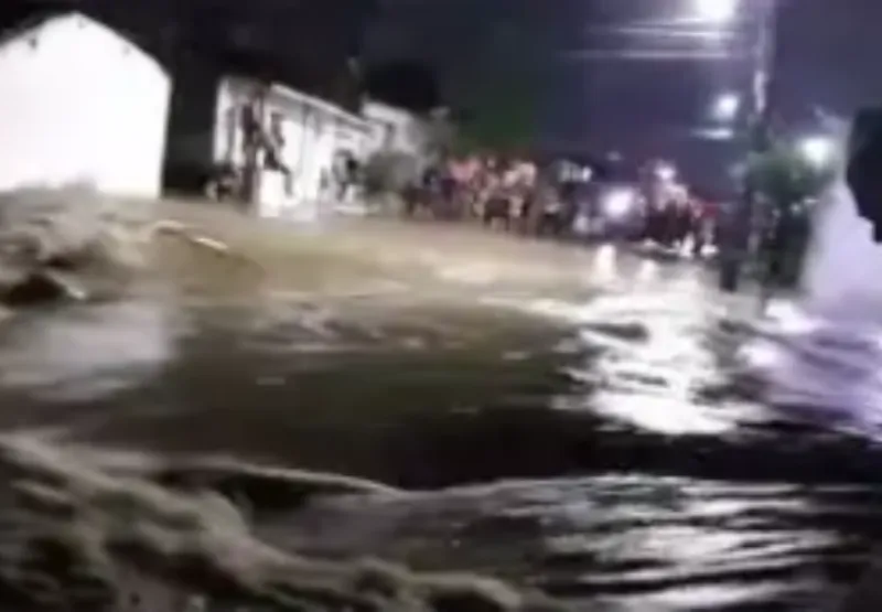A localidade se transformou em um rio durante as chuvas e engoliu um veículo