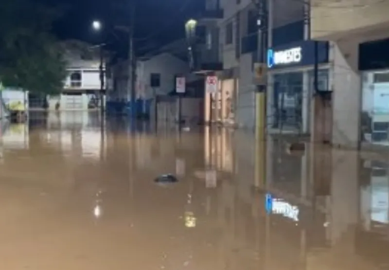 Água tomou conta de ruas de Itarana