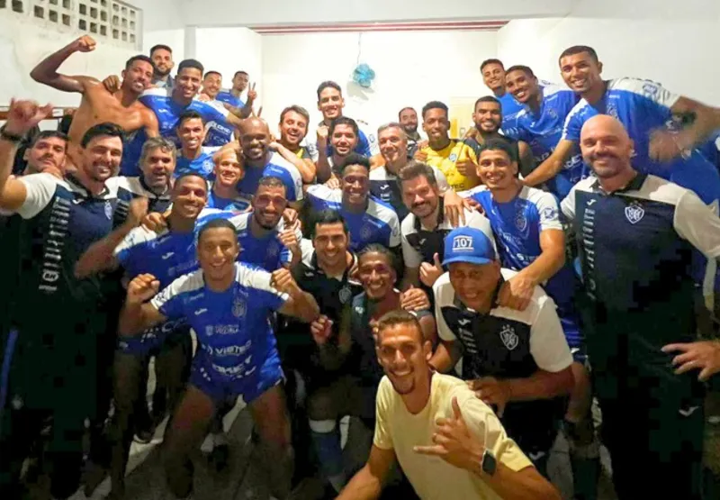 Jogadores do Vitória comemoram a classificação no vestiário após o jogo