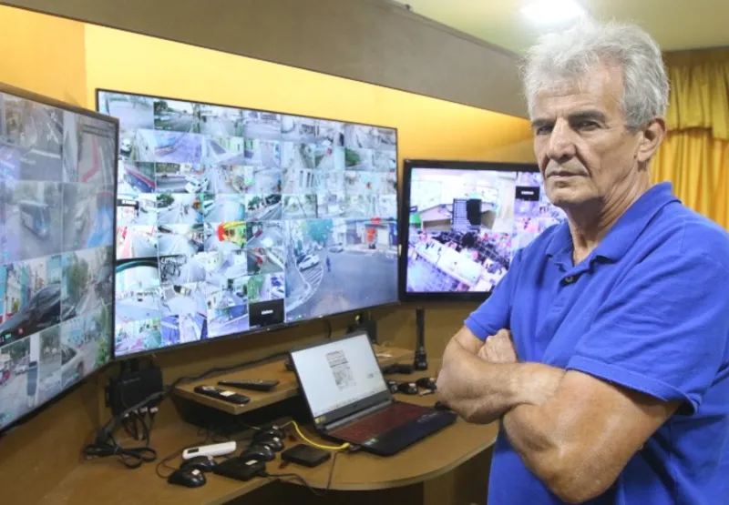 Eugênio Inácio Martini  em sua sala de videomonitoramento:  imagens são guardadas em HDs e ficam armazenadas por 30 dias