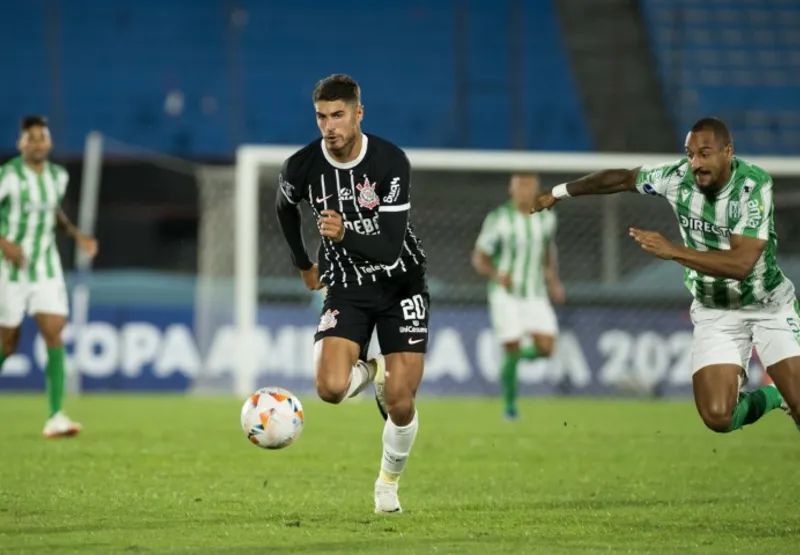 Pedro Raul disputa jogada em empate do Corinthians