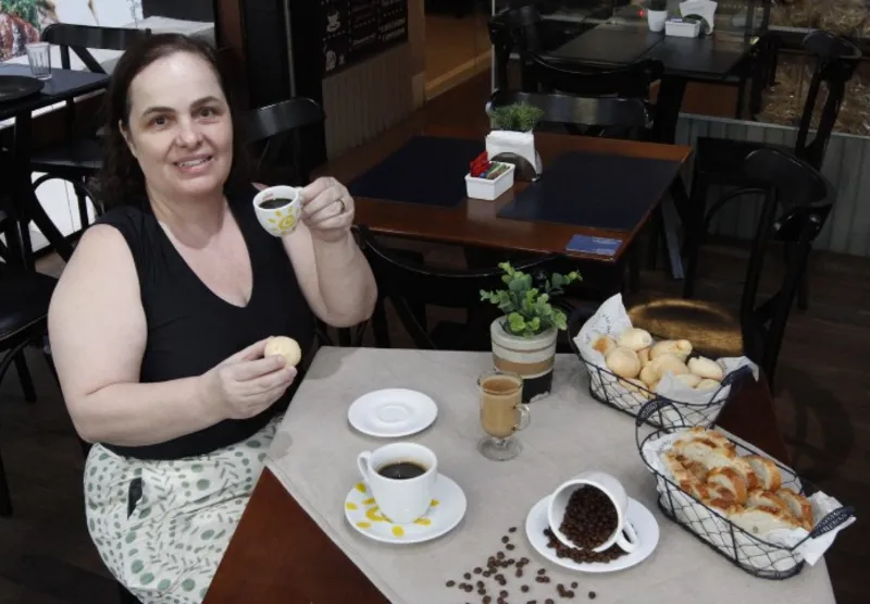 Luciana Helena de Senna no café colonial da Padaria Pão Divino Boulangerie
