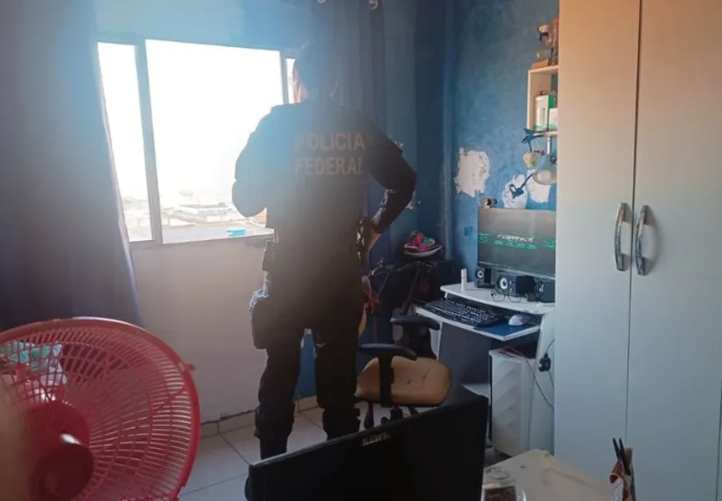 Polícia Federal cumpriu mandado de busca e apreensão na casa do suspeito
