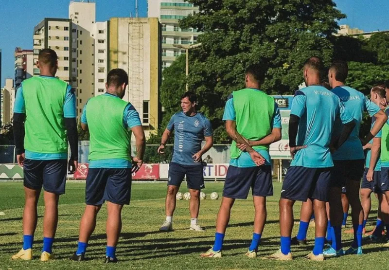 Jogadores do Vitória em treino com o preparador físico Plácido Andrade. O clube vai folgar nesta primeira rodada
