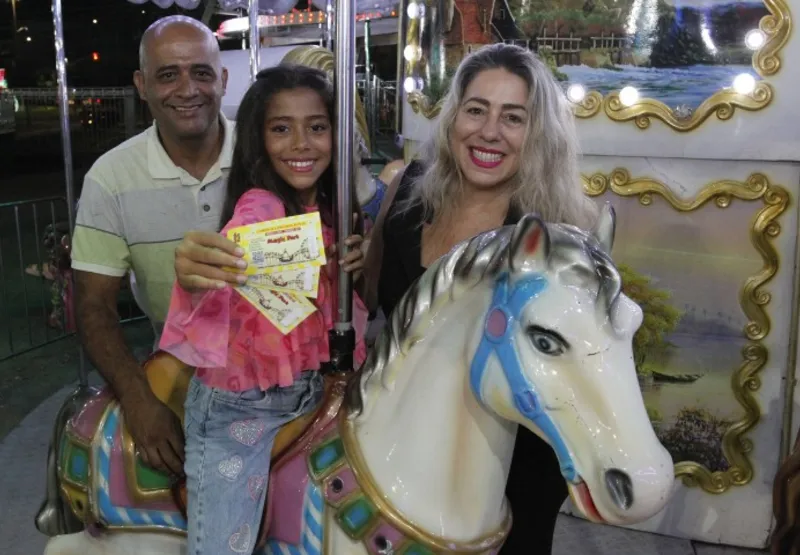 Hadassah adora adrenalina e aproveitou o dia com a mãe Rosa e o pai Augusto, no parque em Alto Lage