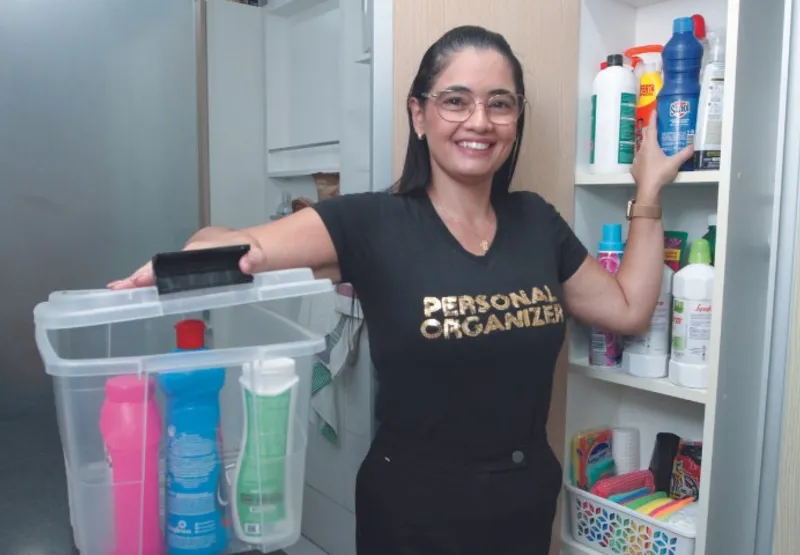 Amanda Martins orienta instalar fechos de segurança nos armários onde há remédios e produtos de limpeza