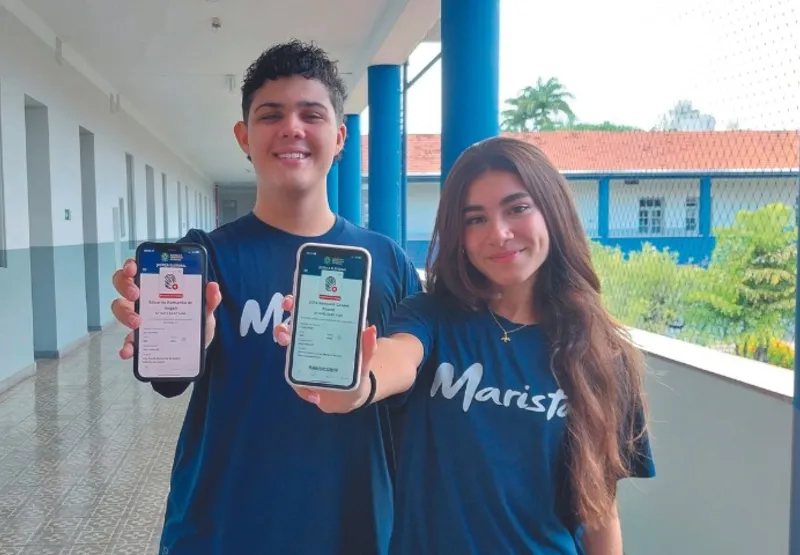 Eduardo e Júlia, de 17 anos, estão prontos para representar os adolescentes, que podem decidir eleição este ano