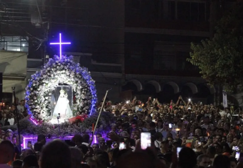 Participantes  do evento religioso usam celulares para registrar passagem da imagem de Nossa Senhora da Penha