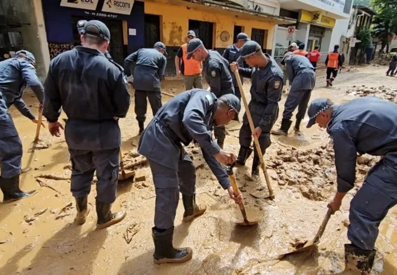 Alunos soldados atuam na limpeza de Mimoso do Sul-ES