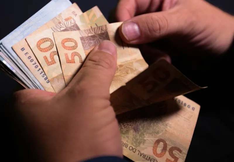 Dinheiro na mão: previsão de salário mínimo de R$ 1.502