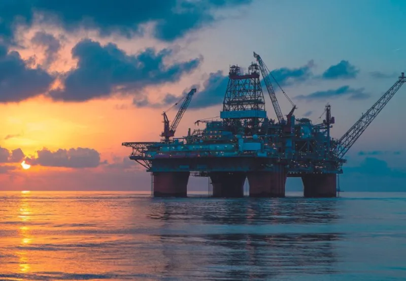 Plataforma de petróleo: investimentos no setor incluem tanto operações em terra quanto em alto-mar. Expectativa é de continuidade dos projetos