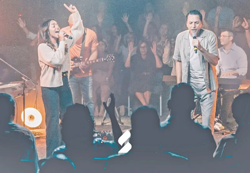 "Clamo Jesus" é a terceira canção do projeto "Sing Church Worship Live" e conta com participação de Julia Vitória