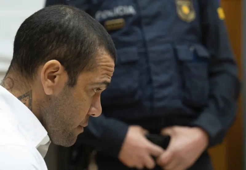 Daniel Alves foi condenado a quatro anos e meio de prisão por agressão sexual