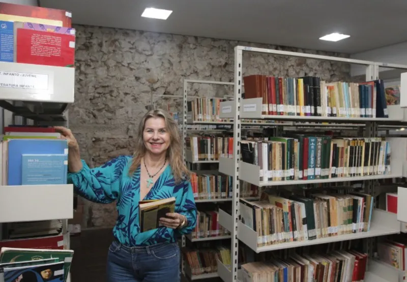 A bibliotecária Elizete Caser conta que há cerca de 20 mil livros na Biblioteca Municipal Adelpho Poli Monjardim