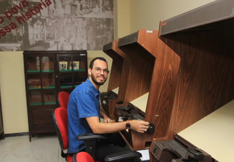 Fernando Soares utiliza a Biblioteca de Apoio Maria Stella de Novaes para realizar suas pesquisas