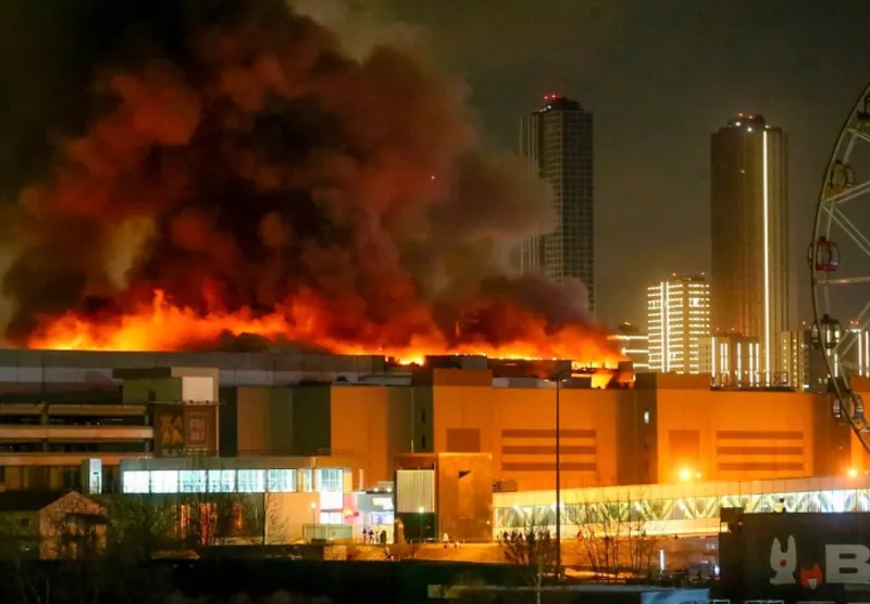 Vista do incêndio que consome a casa de shows Crocus City Hall depois que cerca de cinco homens armados e com roupas camufladas invadiram o local