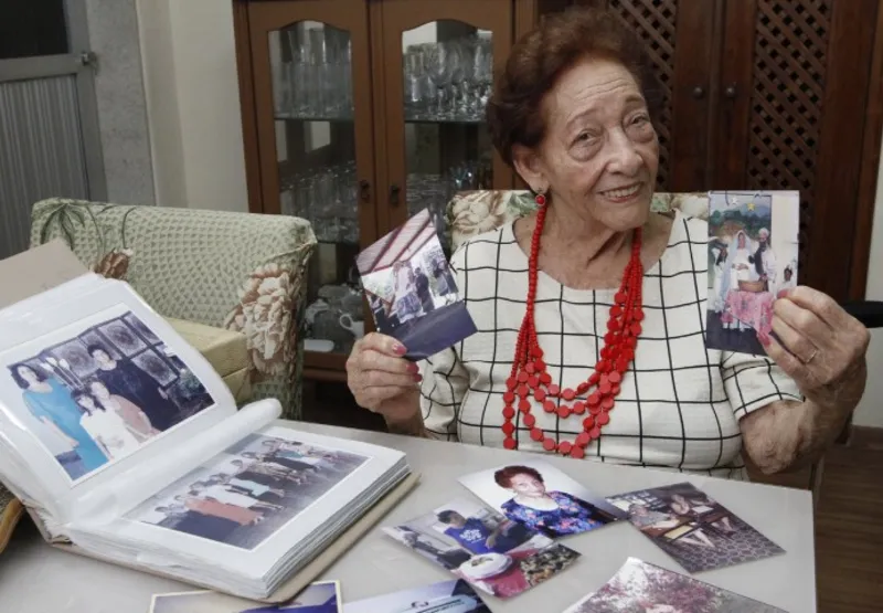 Maria Matildes da Conceição Pavesi mostra seus álbuns de fotos: mineira se apaixonou por Vitória