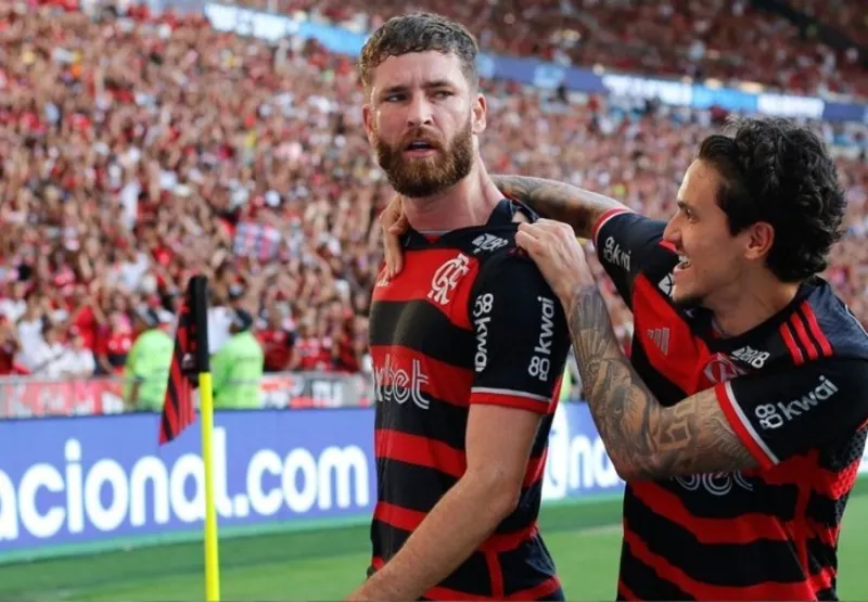 Léo Pereira e Pedro, do Flamengo, celebram o terceiro gol da equipe no duelo contra o Madureira