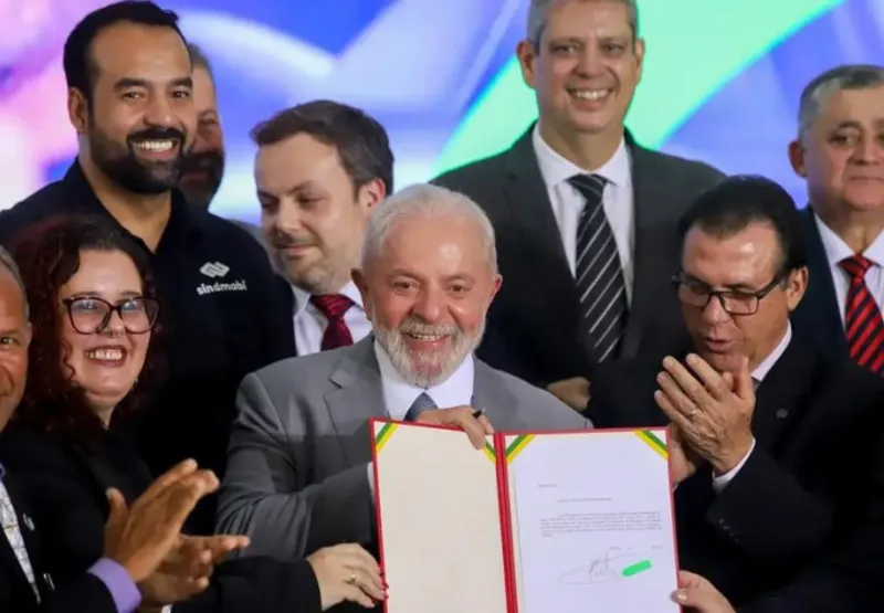 Lula mostra projeto assinado que regula a atividade de motorista de aplicativo no País e prevê contribuição ao INSS