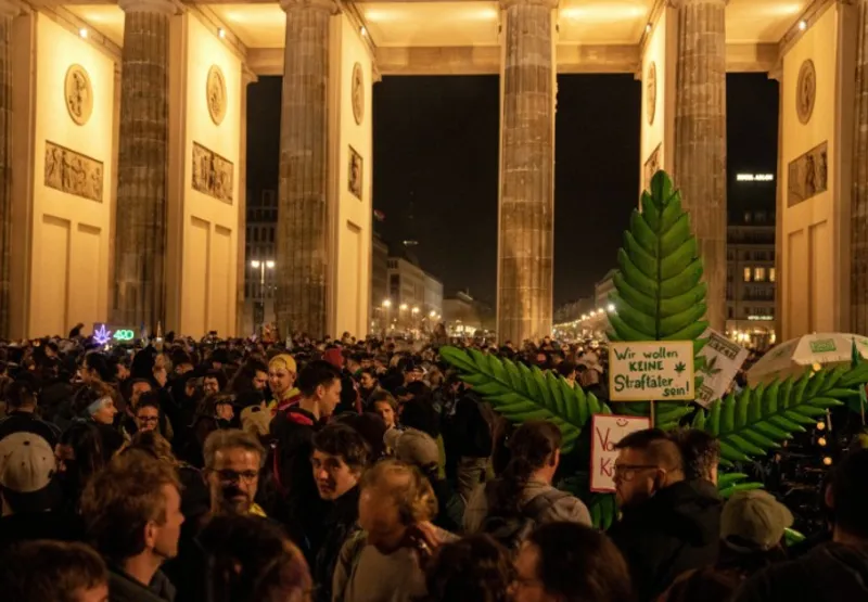 Multidão em frente ao Portão de Brandemburgo, em Berlim, comemorou o início da nova lei que reduz restrições ao consumo de maconha no país
