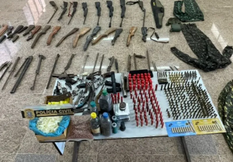 Insumos, munições, peças de montagem e armas de fogo foram encontradas na casa do indivíduo