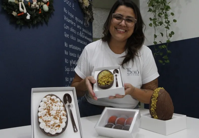 Fernanda Altoé mostra o ovo com recheio de pistache e também o de banoffee, novidades de sua produção