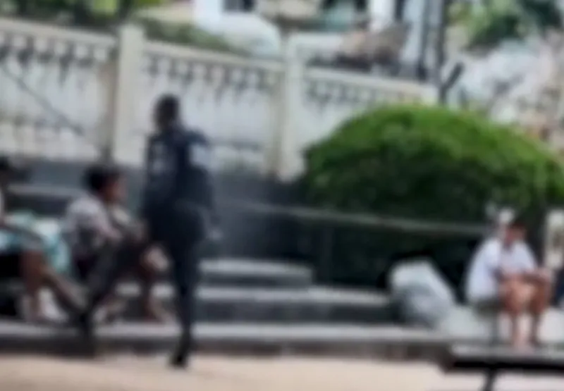 Um vídeo mostra o policial gritando e batendo em um casal na praça de Domingos Martins