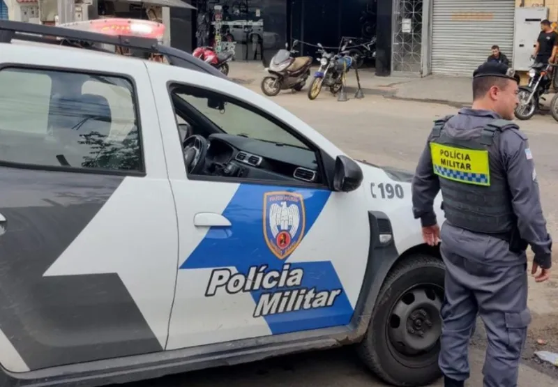 Policial militar em reforço policial no bairro Vila Garrido
