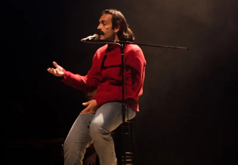 O músico e ator Pablo Paleólogo interpreta Belchior no espetáculo
