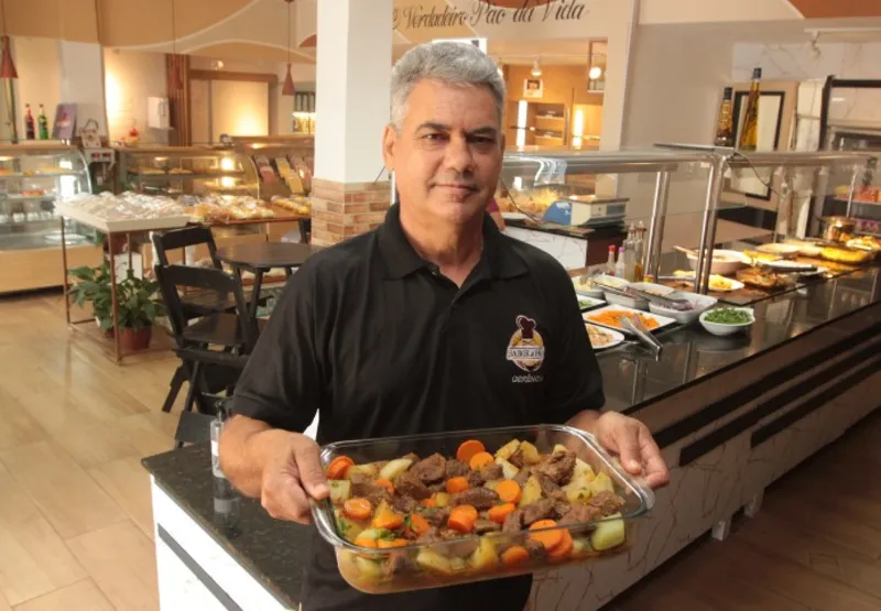 Além de pães e biscoitos,   Antônio Rogério Lourenço decidiu oferecer também almoço em sua padaria
