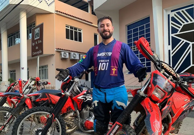 Pablo Cechinato de Lima, de 30 anos,  aprendeu a pilotar moto com seu pai, que faz parte de um motoclube
