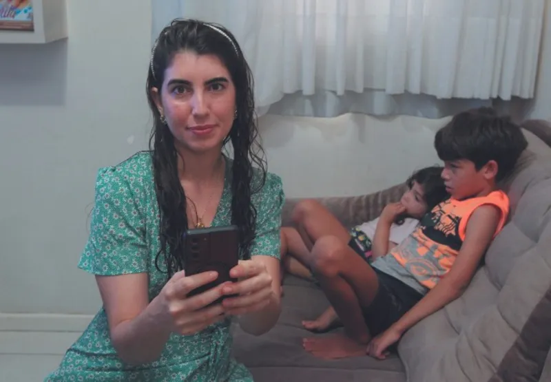 Laís Lacerda, mãe de Erick e Laís, utiliza ferramentas de controle parental