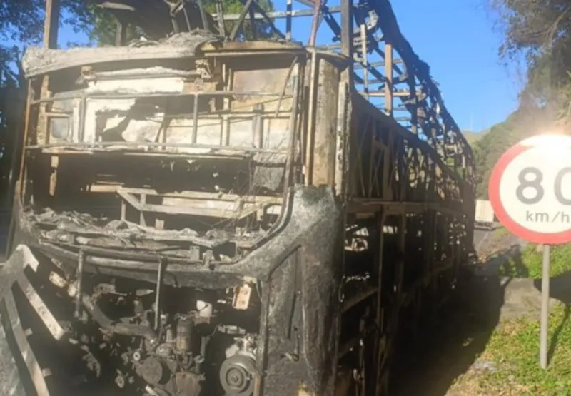 O veículo pegou fogo no km 228 da Via Dutra, sentido São Paulo
