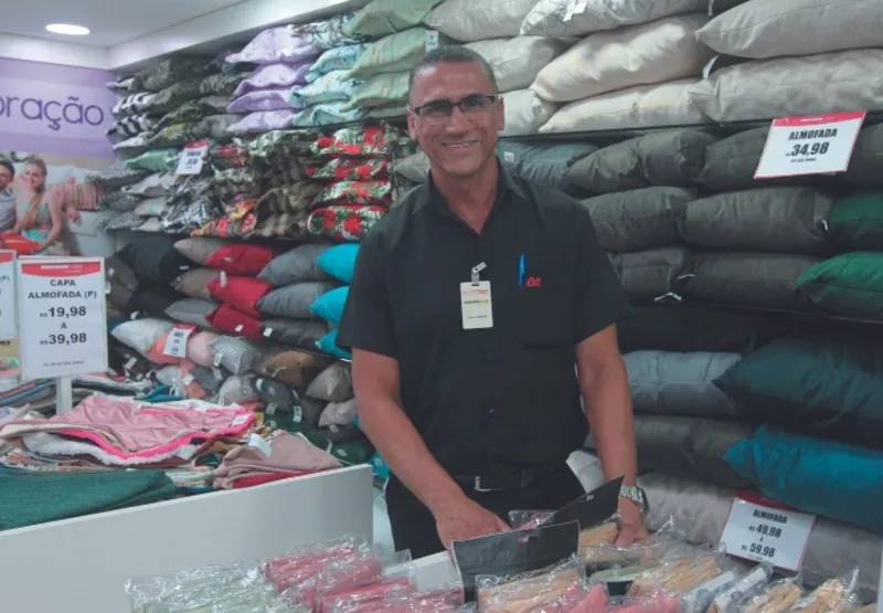 O vendedor Jean Carlos da Silva Mattos conta que tem produtos de qualidade a preços acessíveis