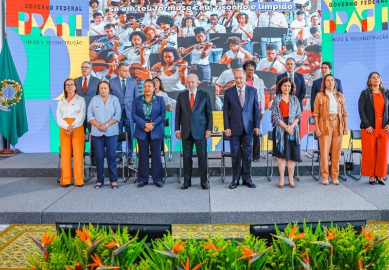 Ao lado do presidente Lula, a governadora Raquel Lyra participou da solenidade de lançamento em Brasília e comemorou o anúncio