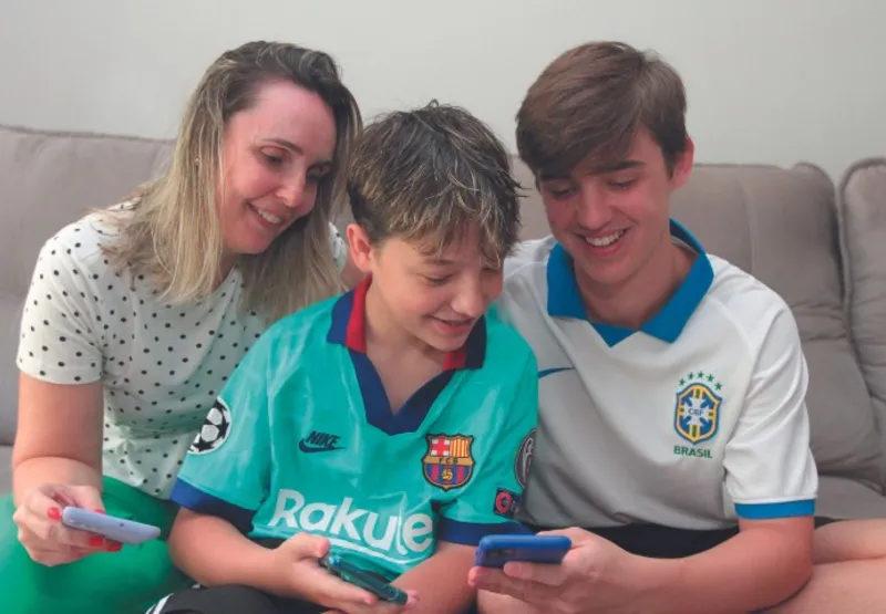 Ângela Baratella costuma conversar com os filhos João  e Joaquim sobre o lado bom e ruim das redes sociais