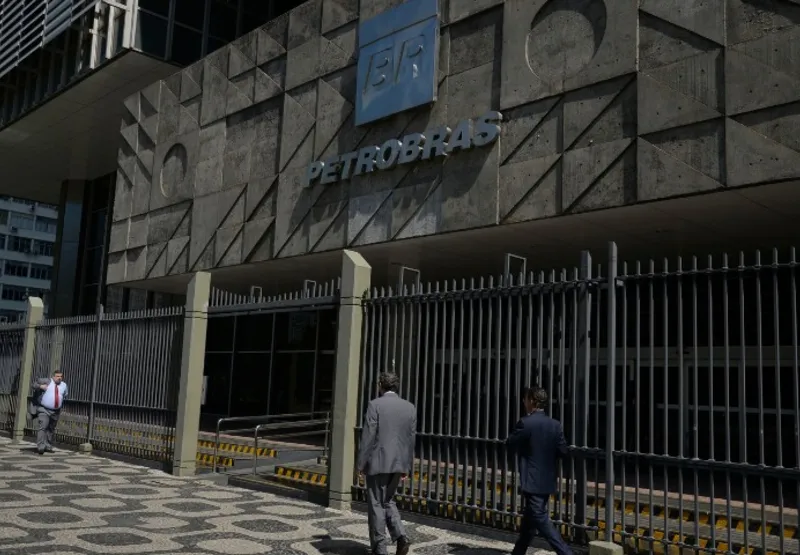 Petrobras vai entrar com recurso contra suspensão de presidente do conselho