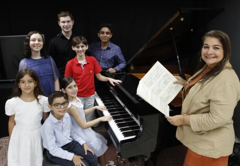 Janne Gonçalves,  professora e pianista, com seus alunos: talentos