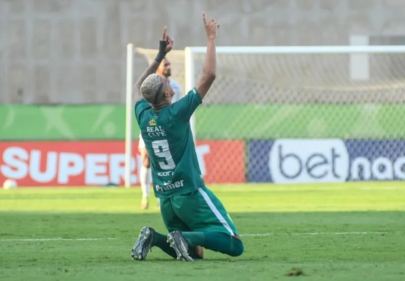 Kauan marcou dois gols que ajudaram na classificação do Porto Vitória