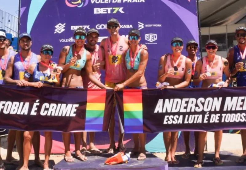 No pódio, os atletas vencedores participaram de uma ação de combate à homofobia e de apoio a Anderson Melo