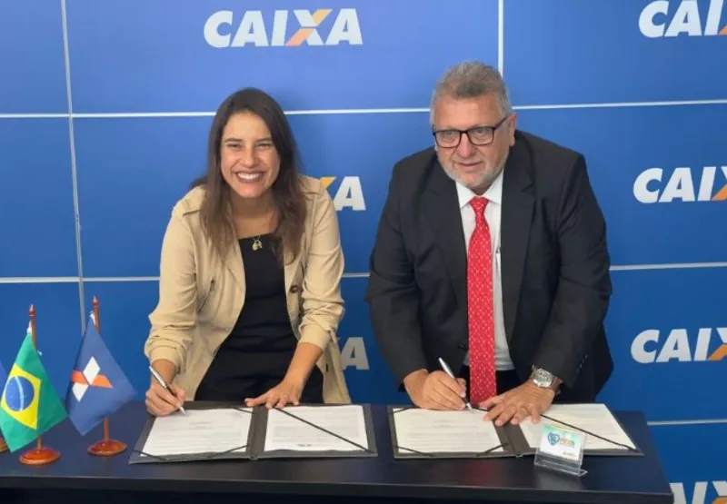 Governadora Raquel Lyra recebe o protótipo do primeiro cartão do programa das mãos do presidente da Caixa Econômica Federal, Carlos Vieira, em Brasília