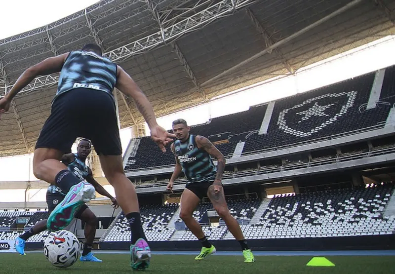 Jogadores do Botafogo em treino: equipe encara o Bragantino em eliminatória que define quem vai para a Libertadores