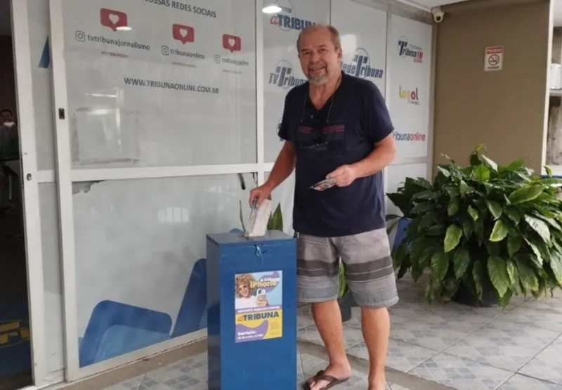 Antônio Carlos Fonseca depositou 15 cupons ontem na urna que fica localizada na sede da Rede Tribuna, na Ilha de Santa Maria, em Vitória