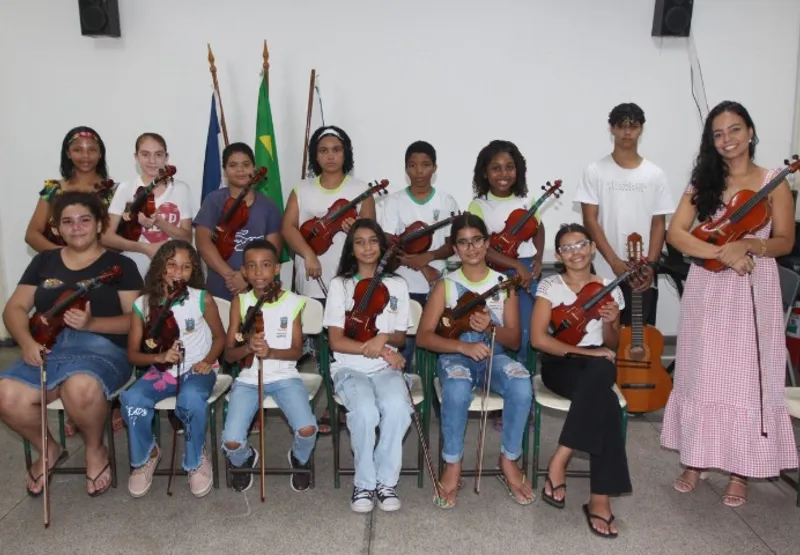 Turma que aprende violino na  escola Arthur da Costa e Silva com a professora de Música Juliany Correia