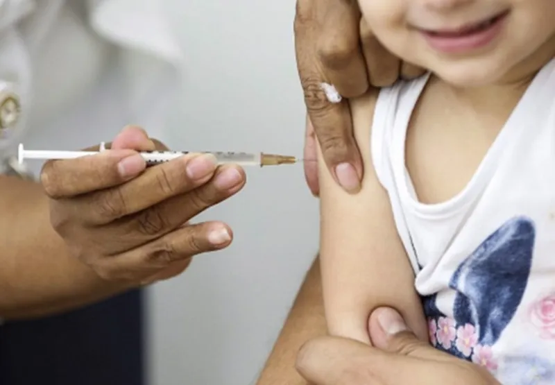 Criança sendo vacinada: maiores de 6 meses e menores de 6 anos estão no grupo prioritário para imunização